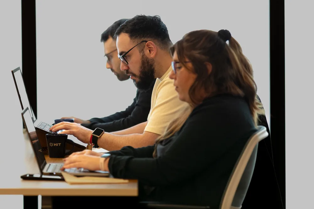 Equipo de Diggo operando campañas